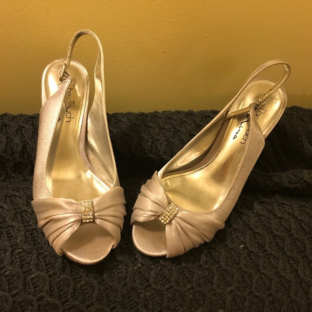 Bow/ diamond accent heels